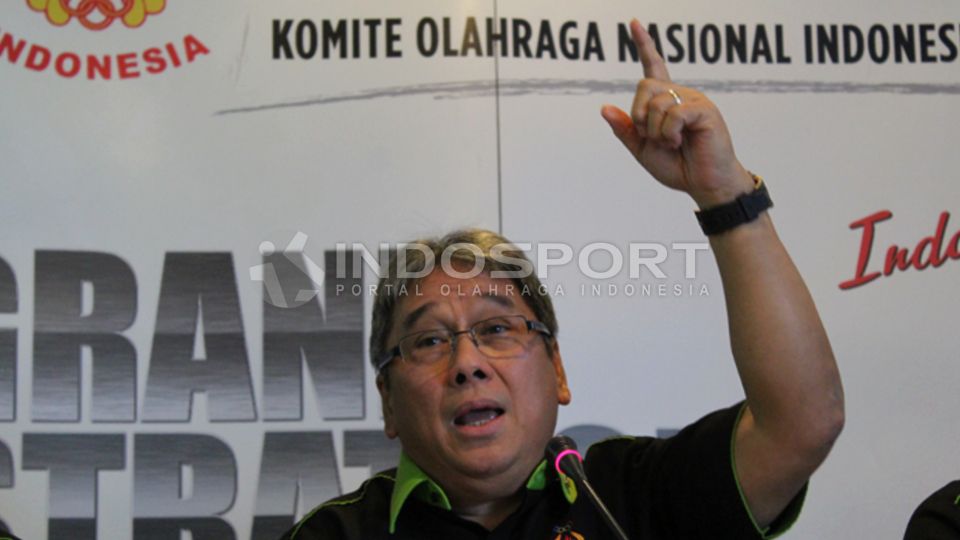 Waketum V Koni, Immanuel Robert Inkiriwang memberi keterangan pada presscon mengenai Logo Lima Ring Koni Pusat di Gedung Koni, Selasa (10/2/14). Copyright: &copy; Herry Ibrahim/INDOSPORT
